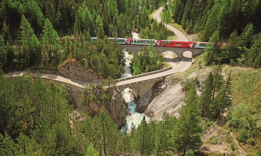 Der Glacier Express faehrt durch das Albulatal in der Schweiz | © Rhätische Bahn/Stefan Schlumpf