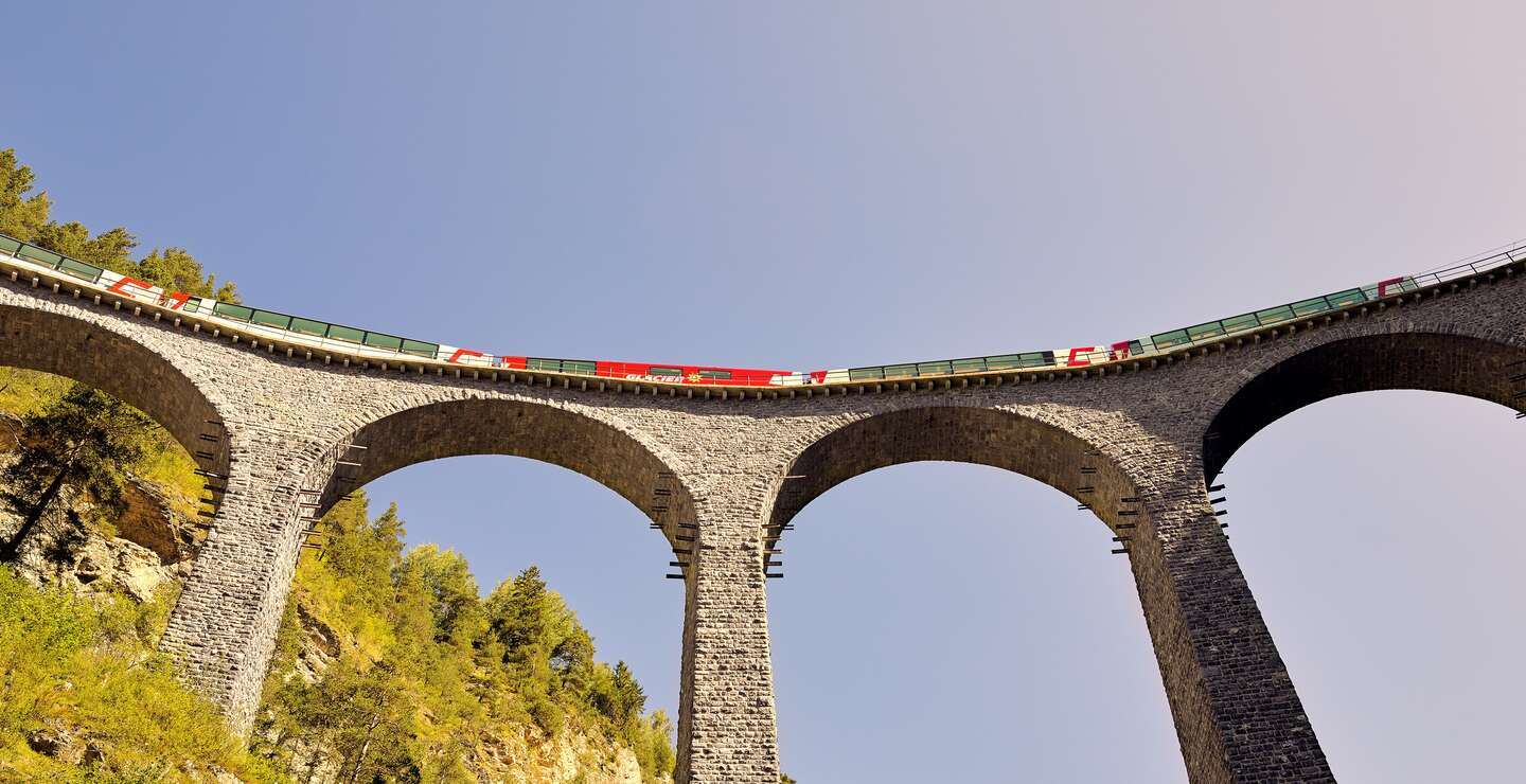Der Glacier Express faehrt auf dem Landwasserviadukt in der Schweiz im Herbst | © Glacier Express AG/Stefan Schlimpf