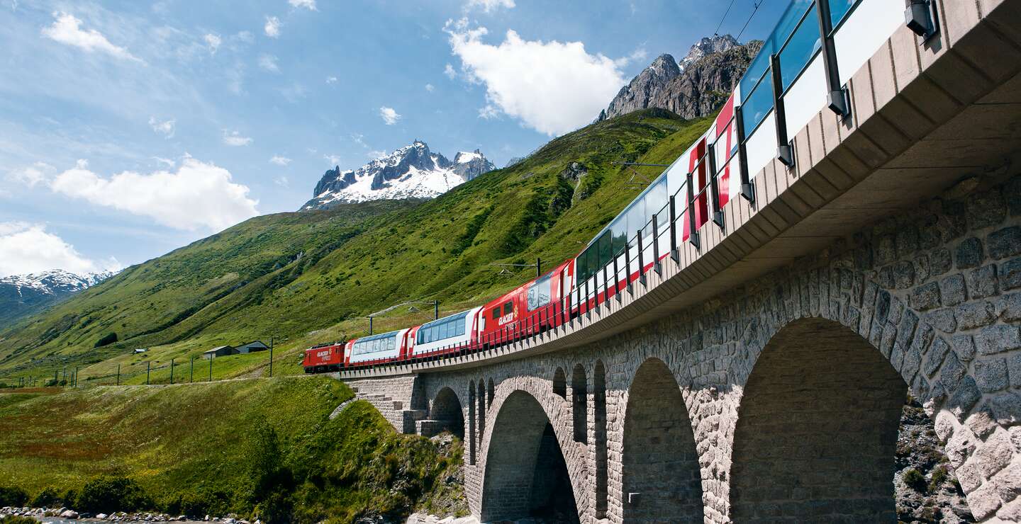 Glacier Express auf der Richlerenbruecke bei Andermatt in der Schweiz | © Matterhorn Gotthard Bahn/Christof Sonderegger