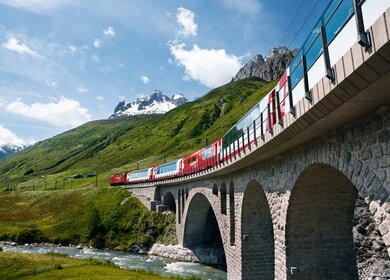 Glacier Express auf der Richlerenbrücke bei Andermatt in der Schweiz | © Matterhorn Gotthard Bahn/Christof Sonderegger