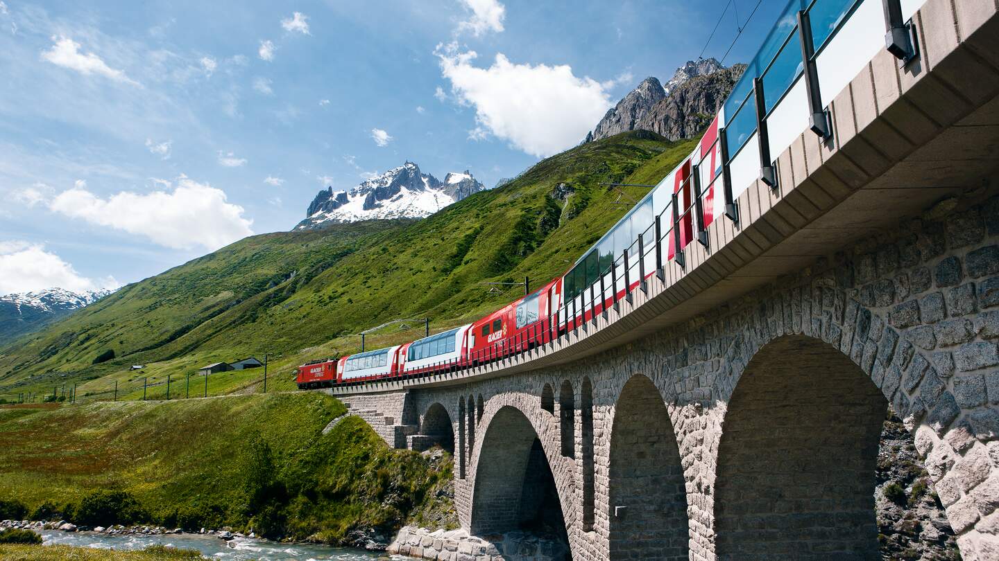 Glacier Express auf der Richlerenbrücke bei Andermatt in der Schweiz | © Matterhorn Gotthard Bahn/Christof Sonderegger