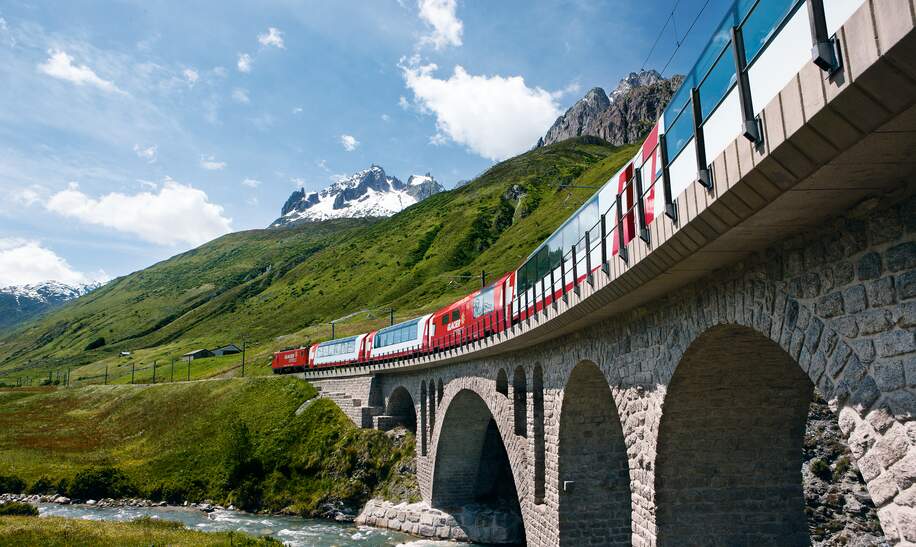Glacier Express auf der Richlerenbruecke bei Andermatt in der Schweiz | © Matterhorn Gotthard Bahn/Christof Sonderegger