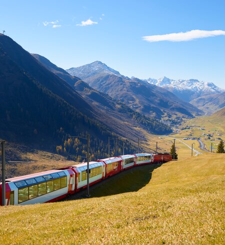 Der Glacier Express faehrt ueber den Oberalppass in den Schweizer Alpen im Herbst | © Glacier Express AG/Stefan Schlimpf