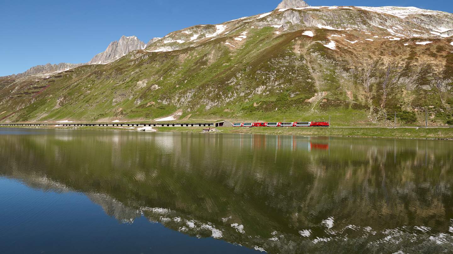 Der Glacier Express faehrt vorbei am Oberalpsee in der Schweiz | © Glacier Express AG/Stefan Schlimpf
