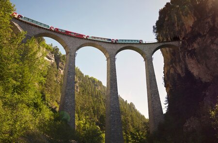 Der Glacier Express faehrt auf dem Landwasserviadukt in der Schweiz | © Glacier Express AG/Stefan Schlimpf