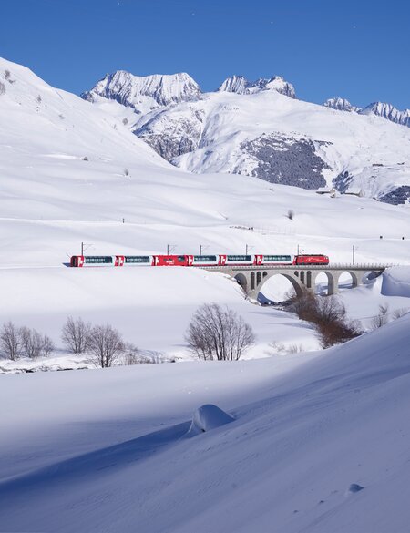 Der Glacier Express faehrt auf dem Oberalppass der Schweizer Alpen | © Glacier Express AG/Stefan Schlimpf