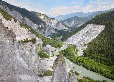 Der Glacier Express faehrt durch die Rheinschlucht in der Schweiz | © Glacier Express AG/Stefan Schlimpf