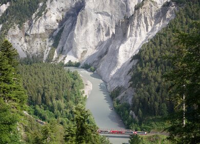 Der Glacier Express faehrt durch die Rheinschlucht in der Schweiz | © Glacier Express AG/Stefan Schlimpf
