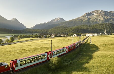 Der Glacier Express im Engadin inder Schweiz | © Glacier Express AG/Stefan Schlumpf  