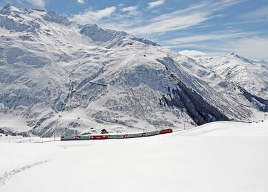Der Glacier Express am Naetschen in der Schweiz im Winter | © Glacier Express AG  