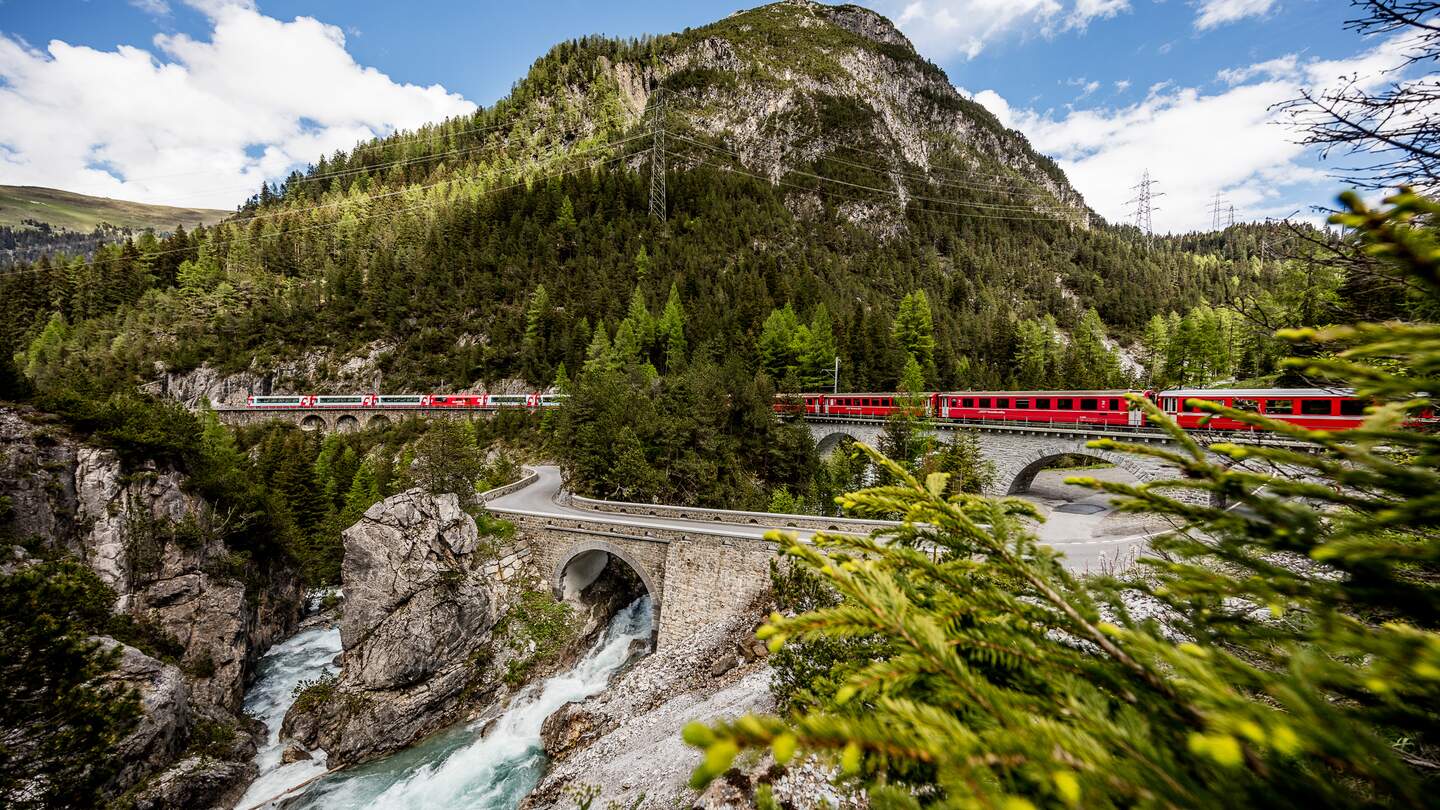 Der Glacier Express im Albulatal kurz vor Preda in der Schweiz | © Rhätische Bahn/Andrea Badrutt  