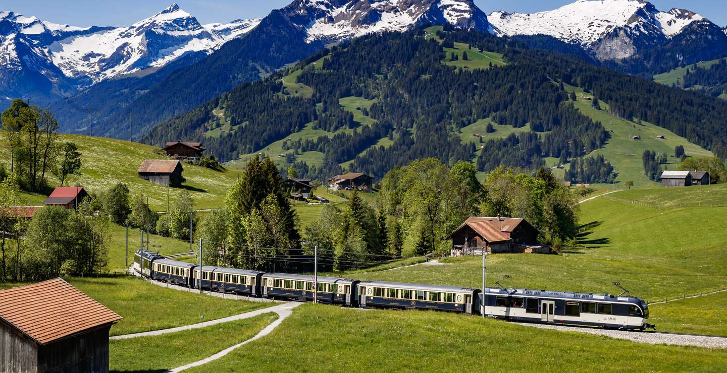 GoldenPass Belle Epoque faerht in Schoenried in der Schweiz | © MOB/Valentin Flauraud  