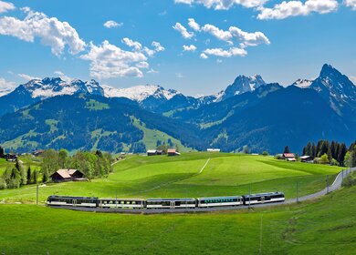 GoldenPass Panoramic fährt in Schönried in der Schweiz | © MOB/Valentin Flauraud  