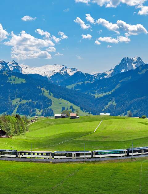 GoldenPass Panoramic fährt in Schönried in der Schweiz | © MOB/Valentin Flauraud  