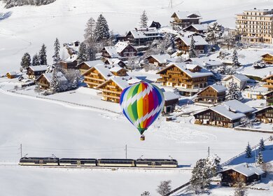 GoldenPass Panoramic fährt in Château d'Oex in der Schweiz im WInter | © MOB