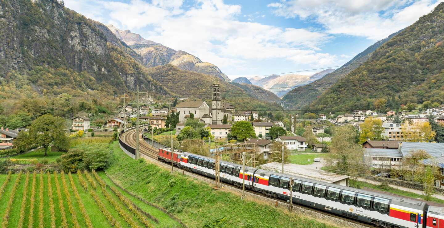 Gotthard Panorama Express fährt in Giornico in der Schweiz | © © SBB / Dario Haeusermann