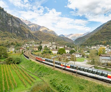 Gotthard Panorama Express fährt in Giornico in der Schweiz | © © SBB / Dario Haeusermann