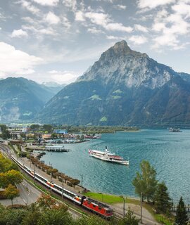 Gotthard Panorama Express faehrt durch Flueelen in der Schweiz | © SBB CFF FFS  