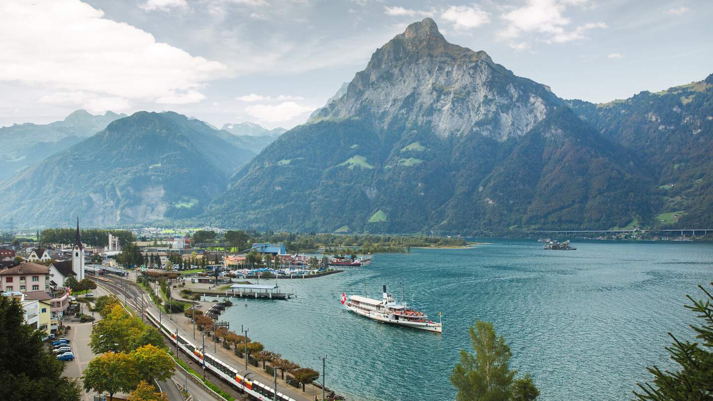 Gotthard Panorama Express faehrt durch Flueelen in der Schweiz | © SBB CFF FFS  