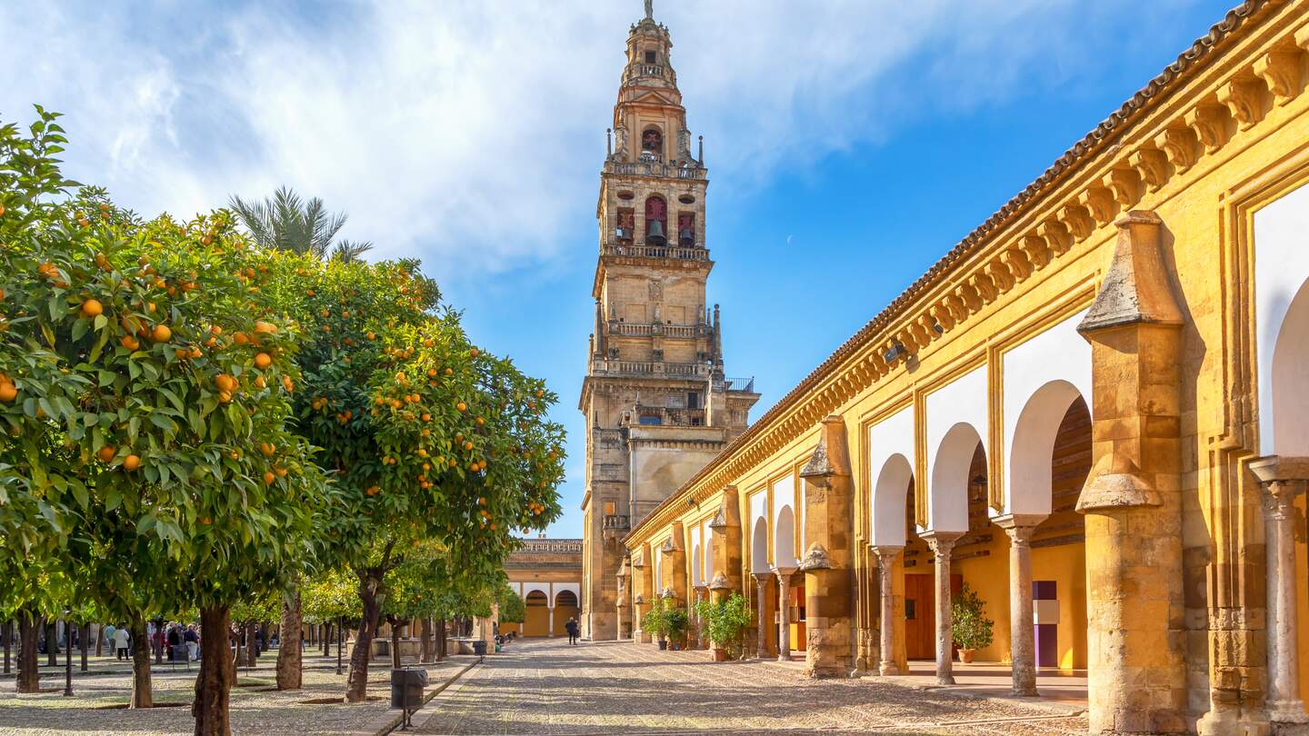 Cordoba, Blick auf Torre Campanario - historischer Glockenturm und Innenhof mit Orangenbäumen bepflanzt | © GettyImages.com/bbsferrari