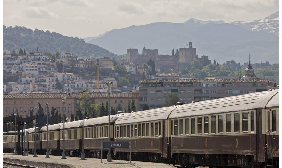 Der El Tren al Andalus steht vor der Kulisse der Stadt am Bahnhof. | © Renfe