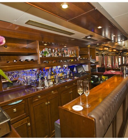 Die Einrichtung des Barwagens im El Tren Al Andalus | © Renfe