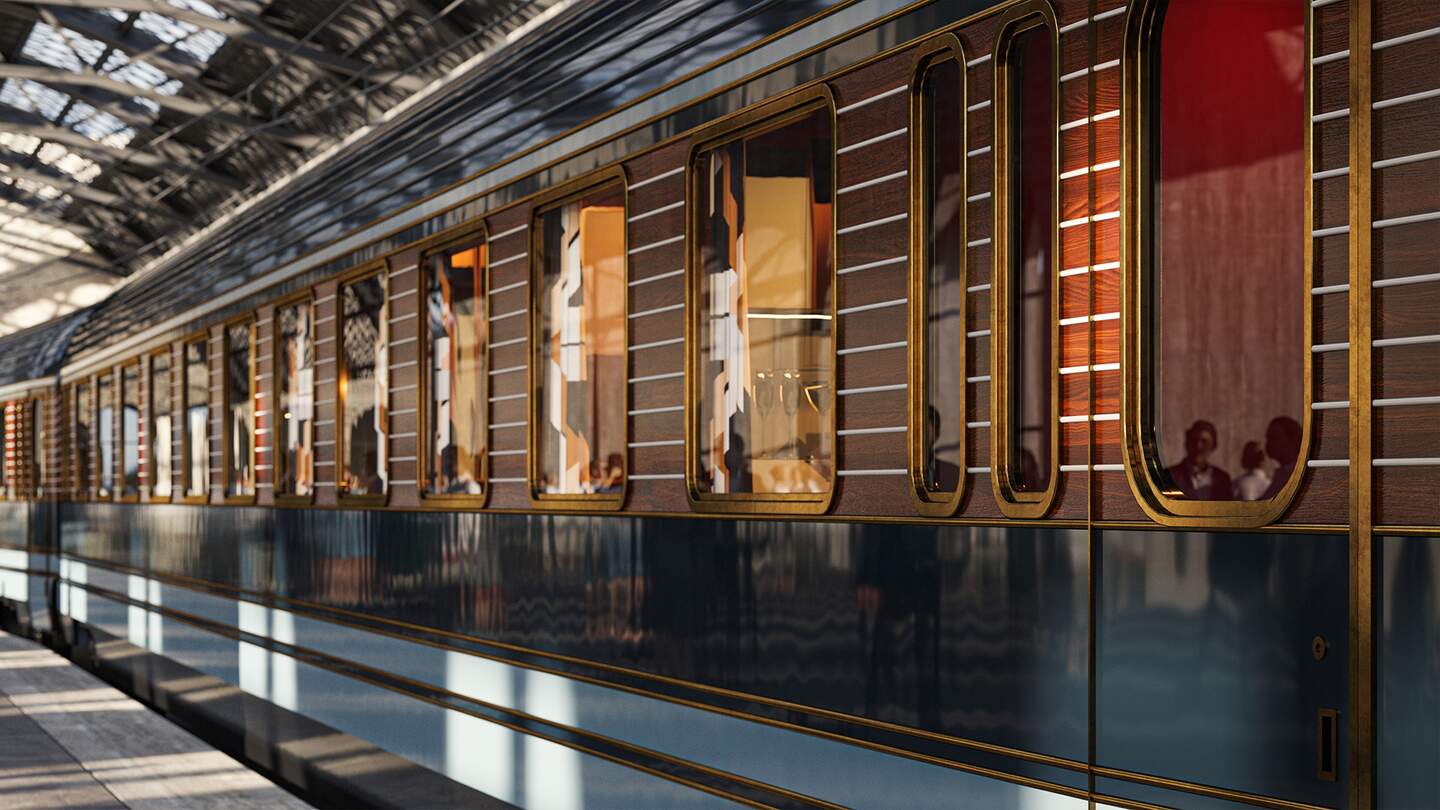 Der elegante Zug mit goldenen Akzenten und grossen Fenstern steht im Bahnhof | © Orient Express SAS