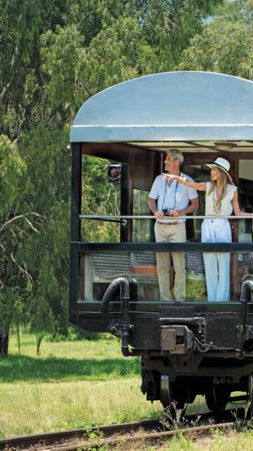 Ein schoenes Paar geniesst die Natur vom Balkon des Rovos Rail  | © DOOKPHOTO