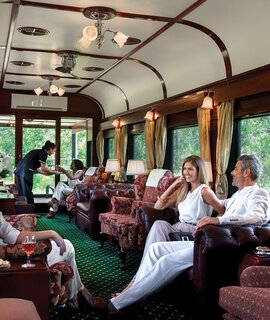 Bahn-Erlebnisreisende entspannen im luxuriösen Lounge-Wagen des Rovos Rail | © DOOKPHOTO