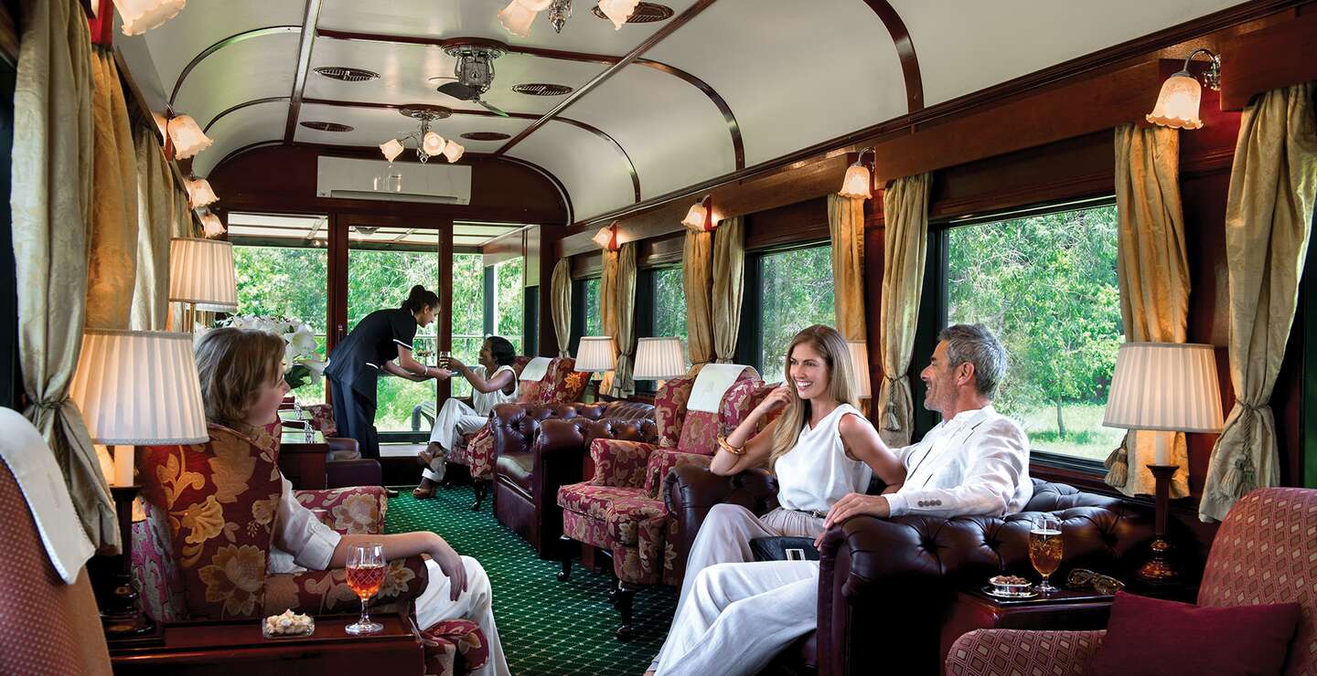 Bahn-Erlebnisreisende entspannen im luxuriösen Lounge-Wagen des Rovos Rail | © DOOKPHOTO