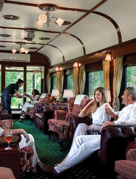 Bahn-Erlebnisreisende entspannen im luxuriösen Lounge-Wagen des Rovos Rail | © DOOKPHOTO