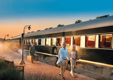Reisende vor dem Rovos Rail | © DOOKPHOTO.COM