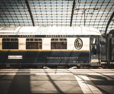 Aufnahme des Venice Simplon Orient Expresses von außen mit dem Bahnsteig im Vordergrund  | ©  Martin Scott Powell 