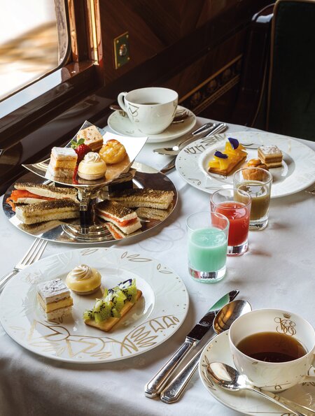 elegant gedeckten Tisch mit einer Auswahl an Nachmittagstee-Leckereien | © Mattia Aquila