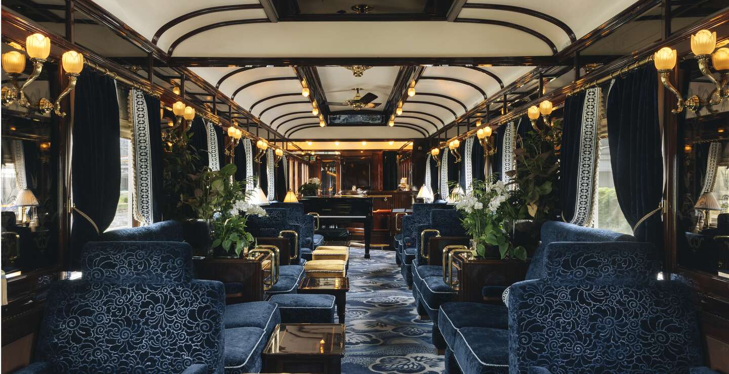 Das luxuriöse Innere des Barwagens im Venice Simplon-Orient-Express, mit opulenten Details, die auf hohen Komfort und die Eleganz hinweisen. | © Ludovic Balay