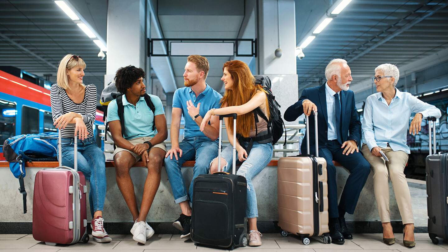 altersdiverse Gruppe wartet am Bahnhof | © Gettyimages.com/gilaxia