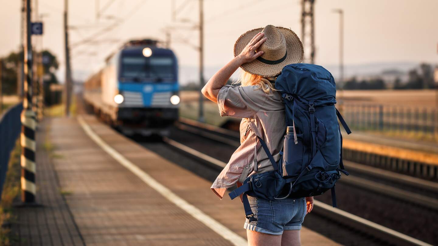 Reisende Frau wartet am Gleis auf Zug | ©  Gettyimages.com/Zbynek Pospisil