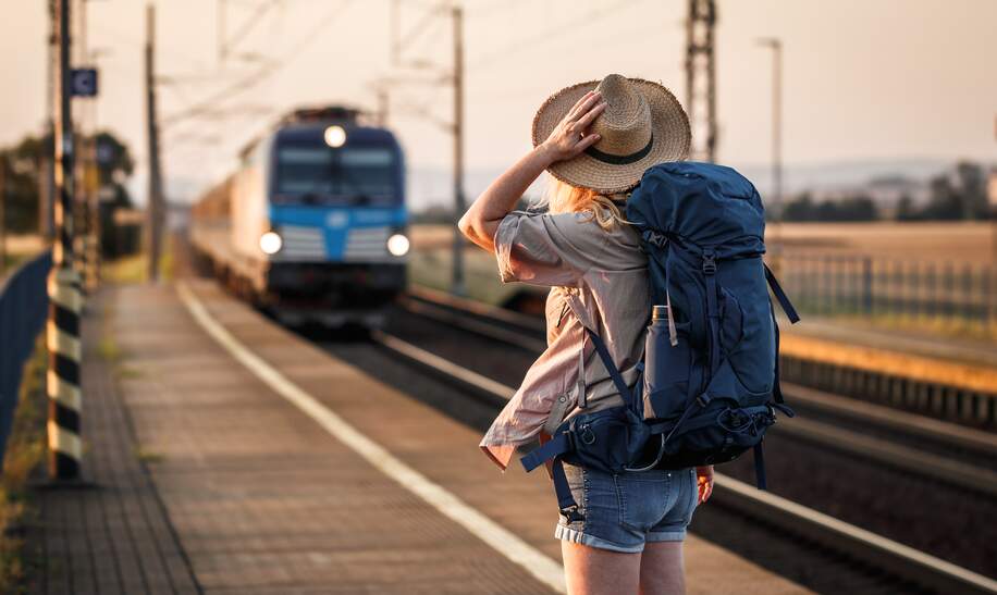 Reisende Frau wartet am Gleis auf Zug | ©  Gettyimages.com/Zbynek Pospisil