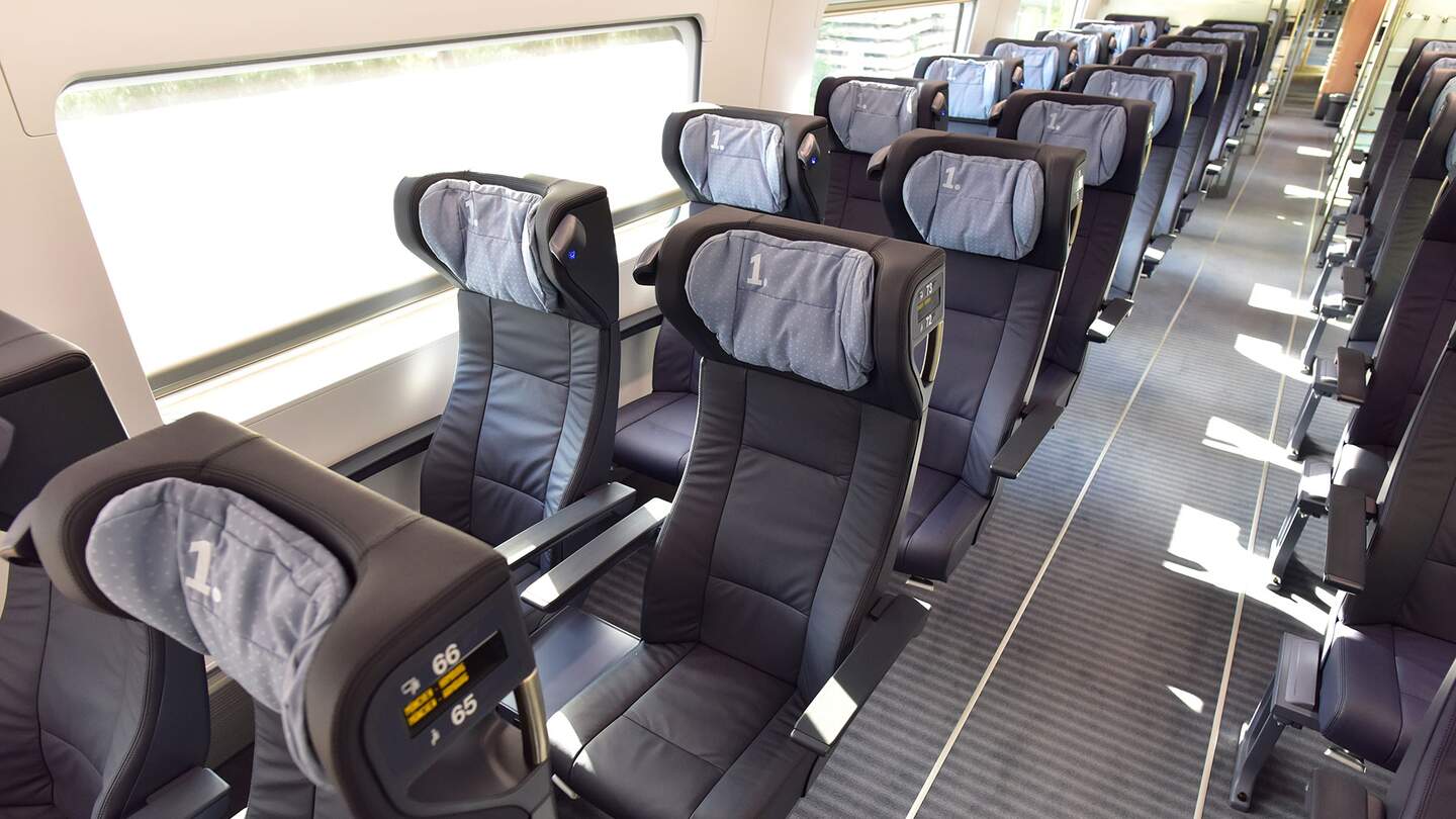 Innenaufnahme der Ledersitze mit Leselampe und viel Beinfreiheit von schräg oben im ICE 1. Klasse | © Deutsche Bahn AG/Oliver Lang