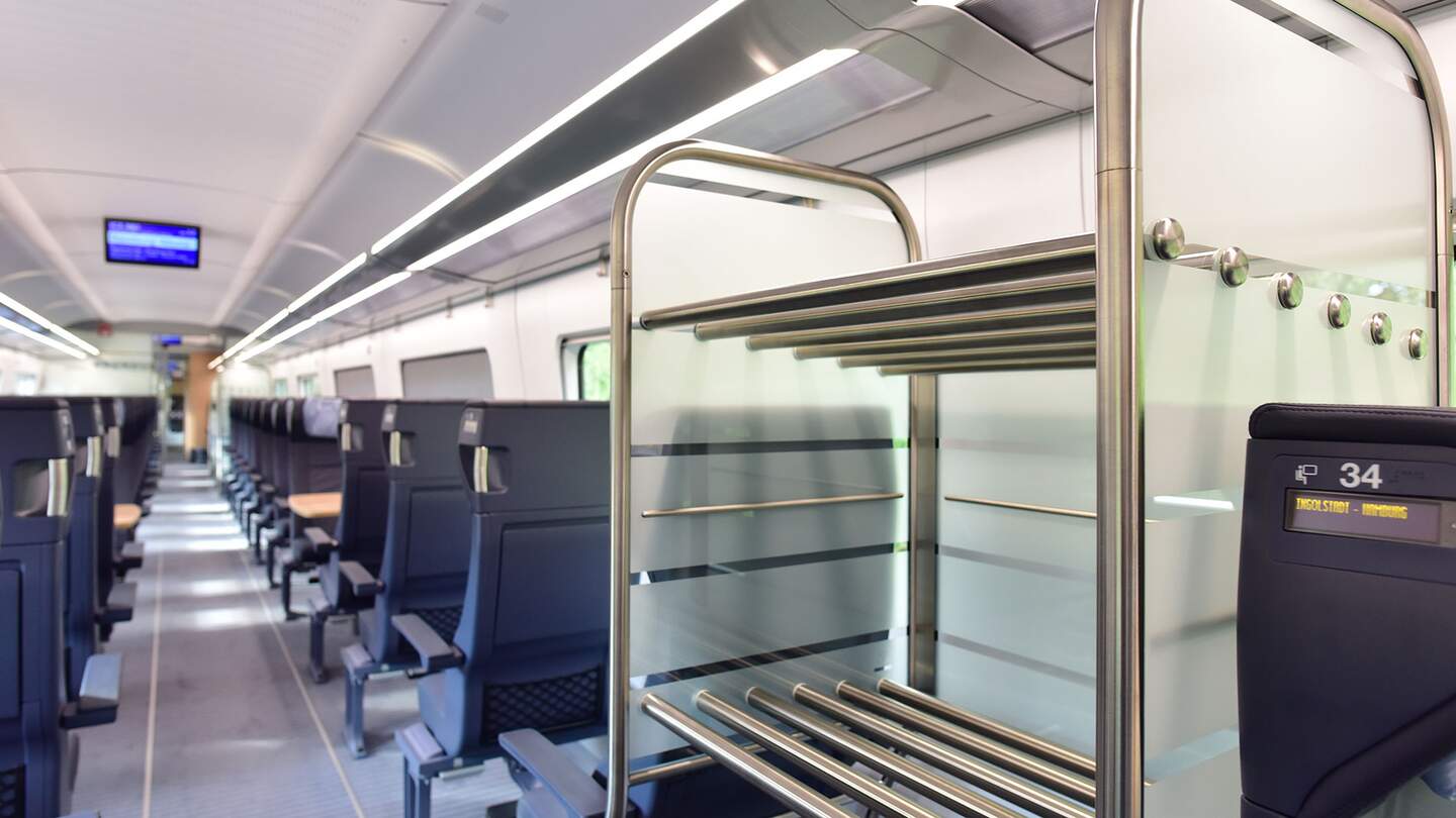 ICE 4 Innenaufnahem der geräumigen Gepäckregale in Kundennähe in der 1. Klasse | © Deutsche Bahn AG/Oliver Lang