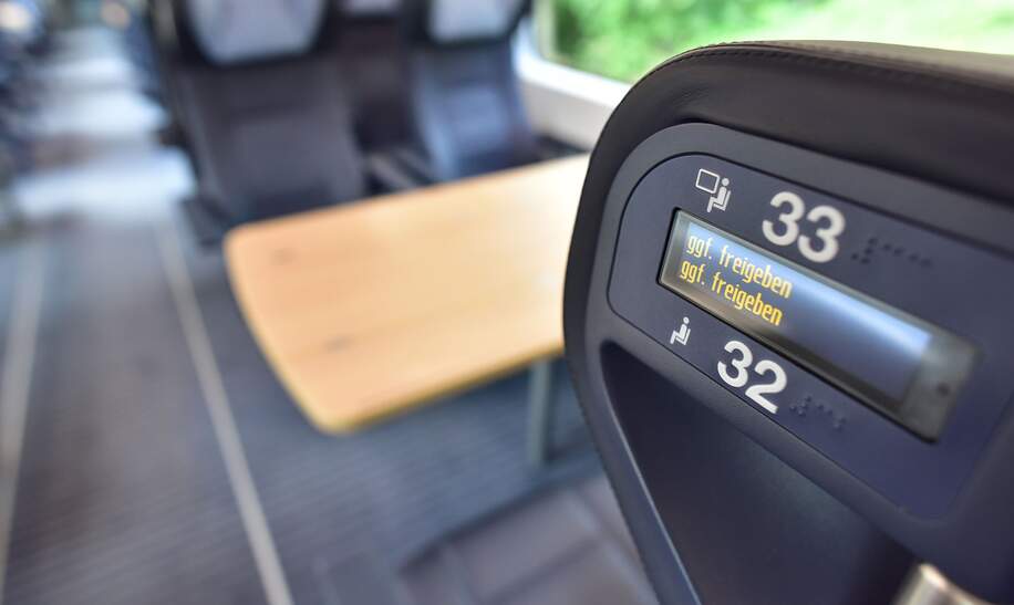 ICE 4  1. Klasse Innenaufnahme der Sitze mit integrierten Platznummern in Augenhoehe | © Deutsche Bahn AG/Oliver Lang
