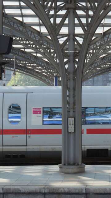 ICE-Hochgeschwindigkeitszug an einem Bahnhof mit einer modernen Dachkonstruktion | © Deutsche Bahn AG