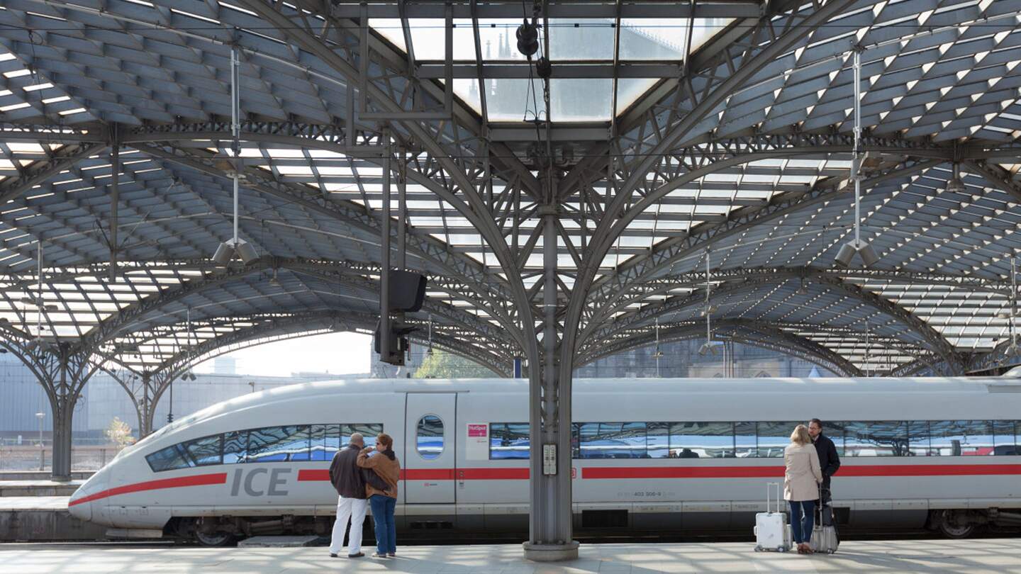 ICE-Hochgeschwindigkeitszug an einem Bahnhof mit einer modernen Dachkonstruktion | © Deutsche Bahn AG