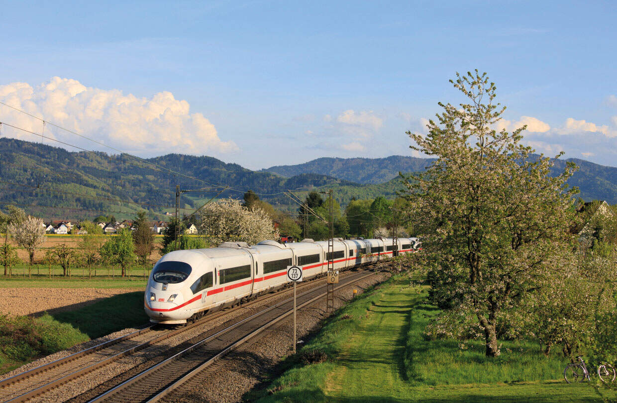 ein ICE auf einer Strecke in einer laendlichen Landschaft faehrt.  | © Deutsche Bahn AG/Georg Wagner
