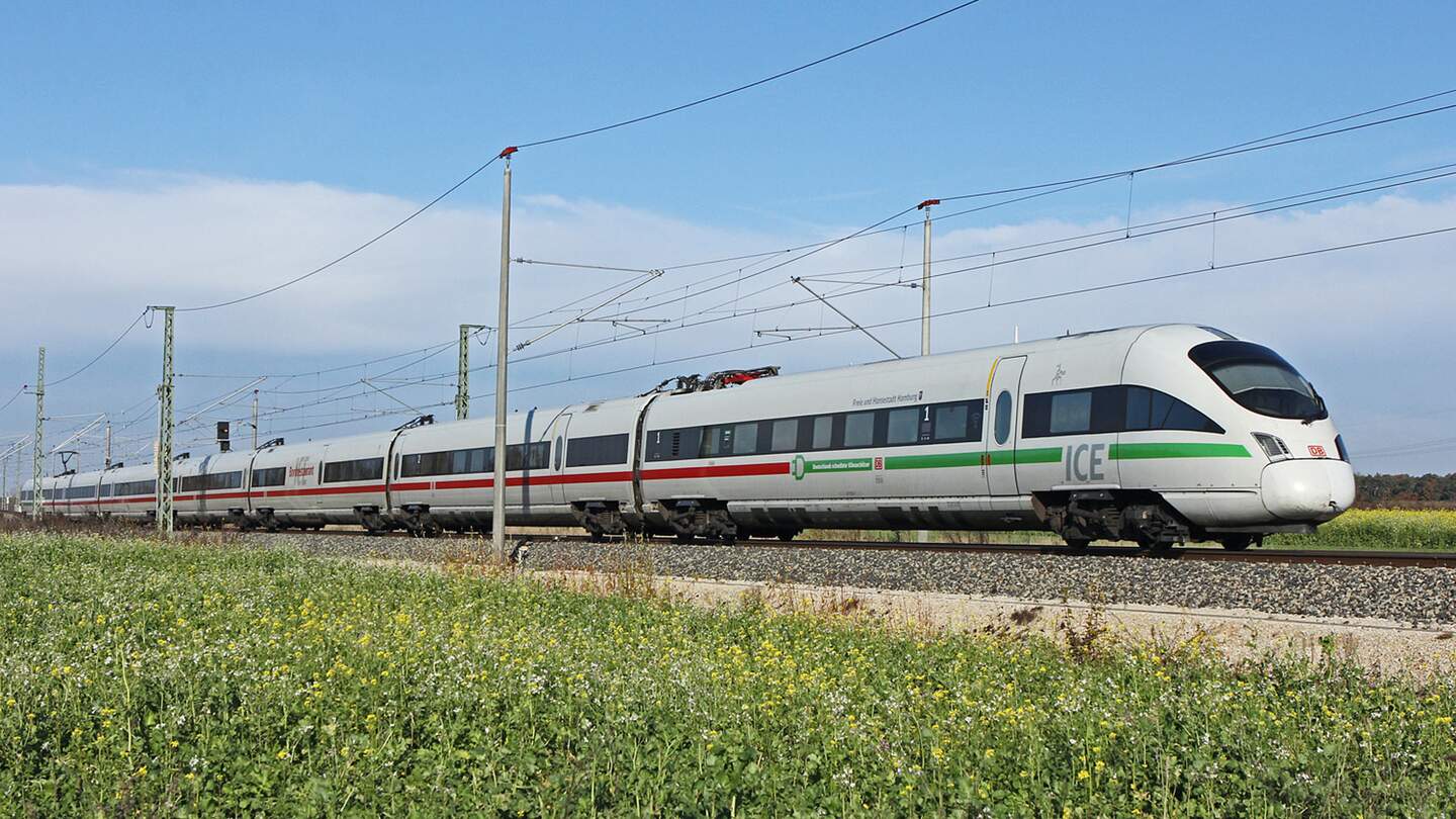 einen ICE der DB ist in Bewegung und faehrt durch eine laendliche Landschaft | © Deutsche Bahn AG/Claus Weber
