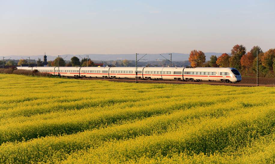 Intercity faehrt durch sommerlich Landschaft | © Deutsche Bahn AG / Georg Wagner