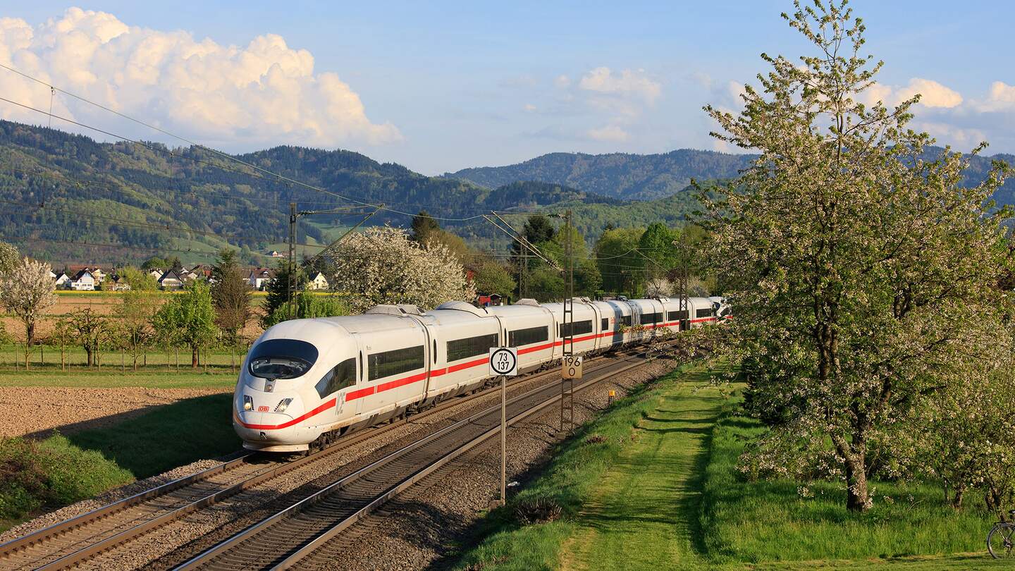ICE fährt durch grüne Landschaft | © Deutsche Bahn AG/Georg Wagner
