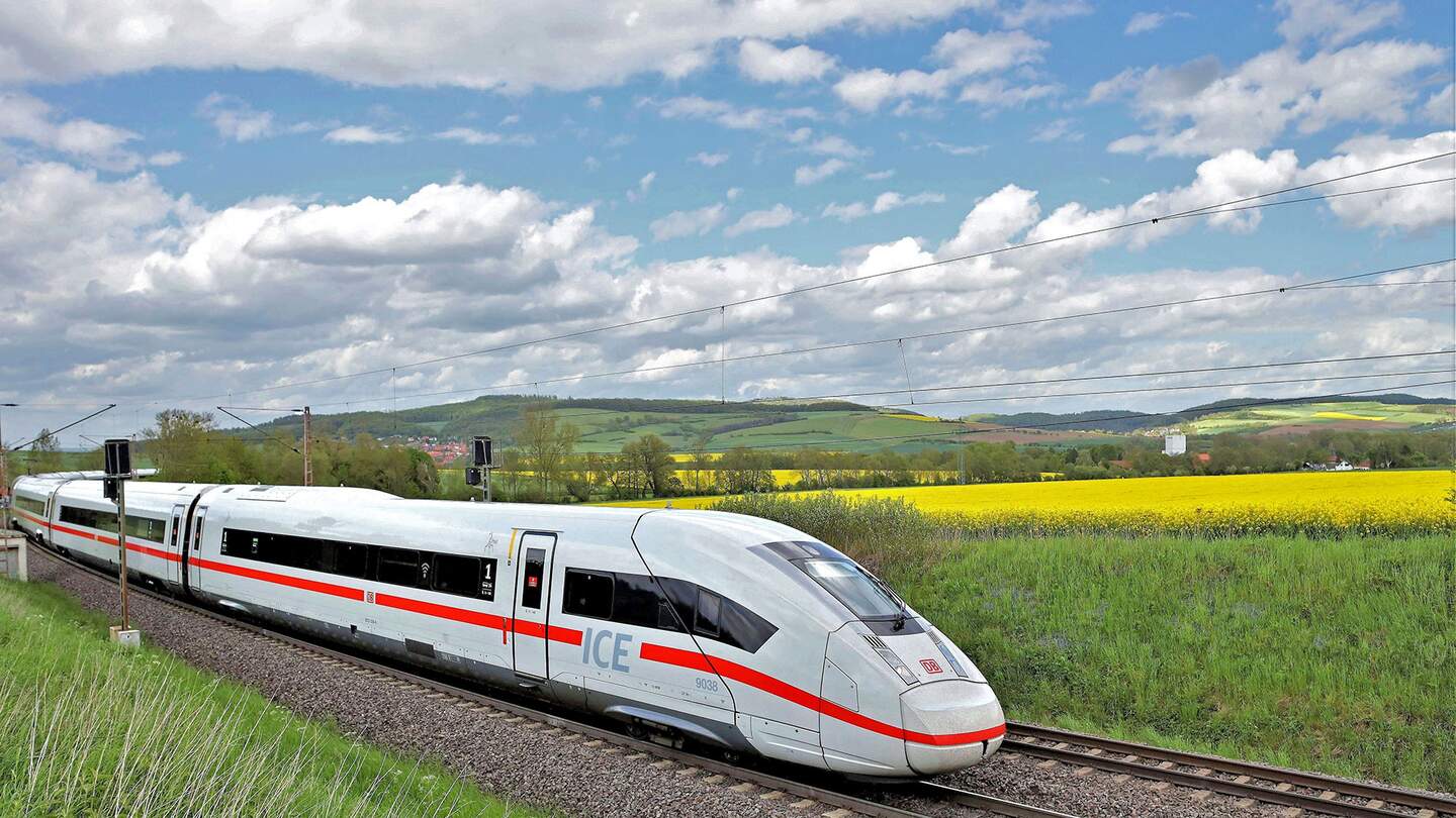 DB_Intercity_sommerliche_Landschaft | © Deutsche Bahn AG / Wolfgang Klee