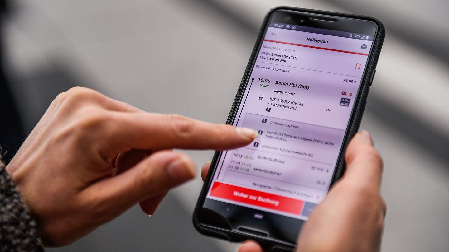 Reisende checkt auf ihrem Smartphone die Zugauslastung mit der DB Navigator App | © Deutsche Bahn AG/Max Lautenschläger