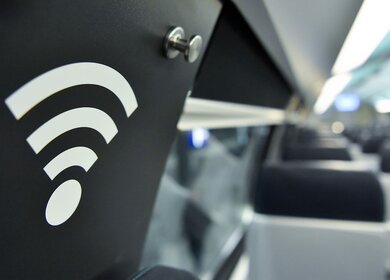 Schwarz weißes WLAN-Pictogramm im neuen IC | © Deutsche Bahn AG/Oliver Lang